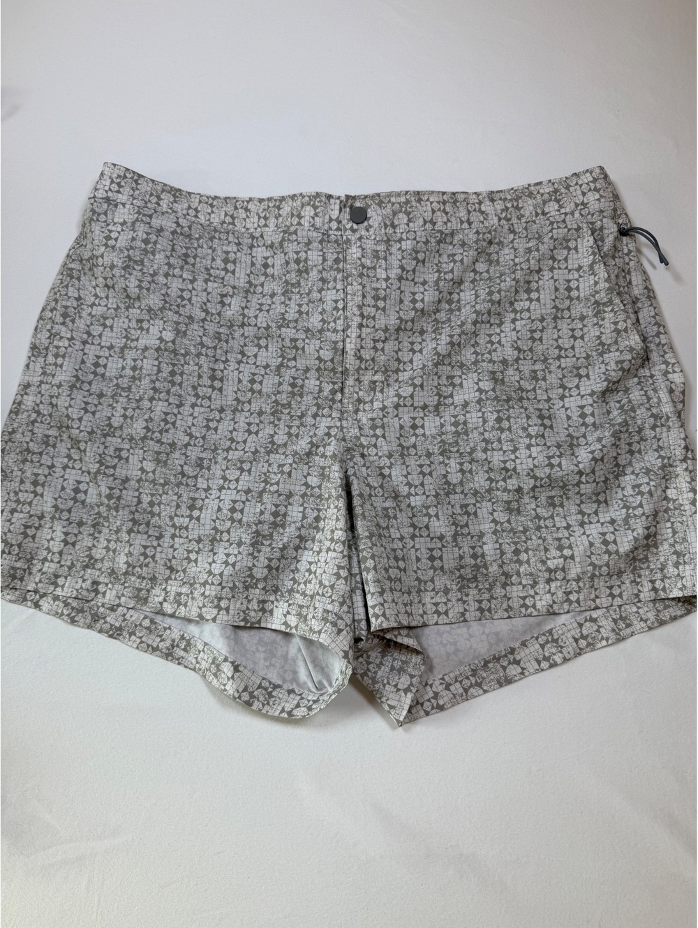 VRST Men's 5" Resort Hybrid Shorts - White Silver Stamped Geo Size XXL